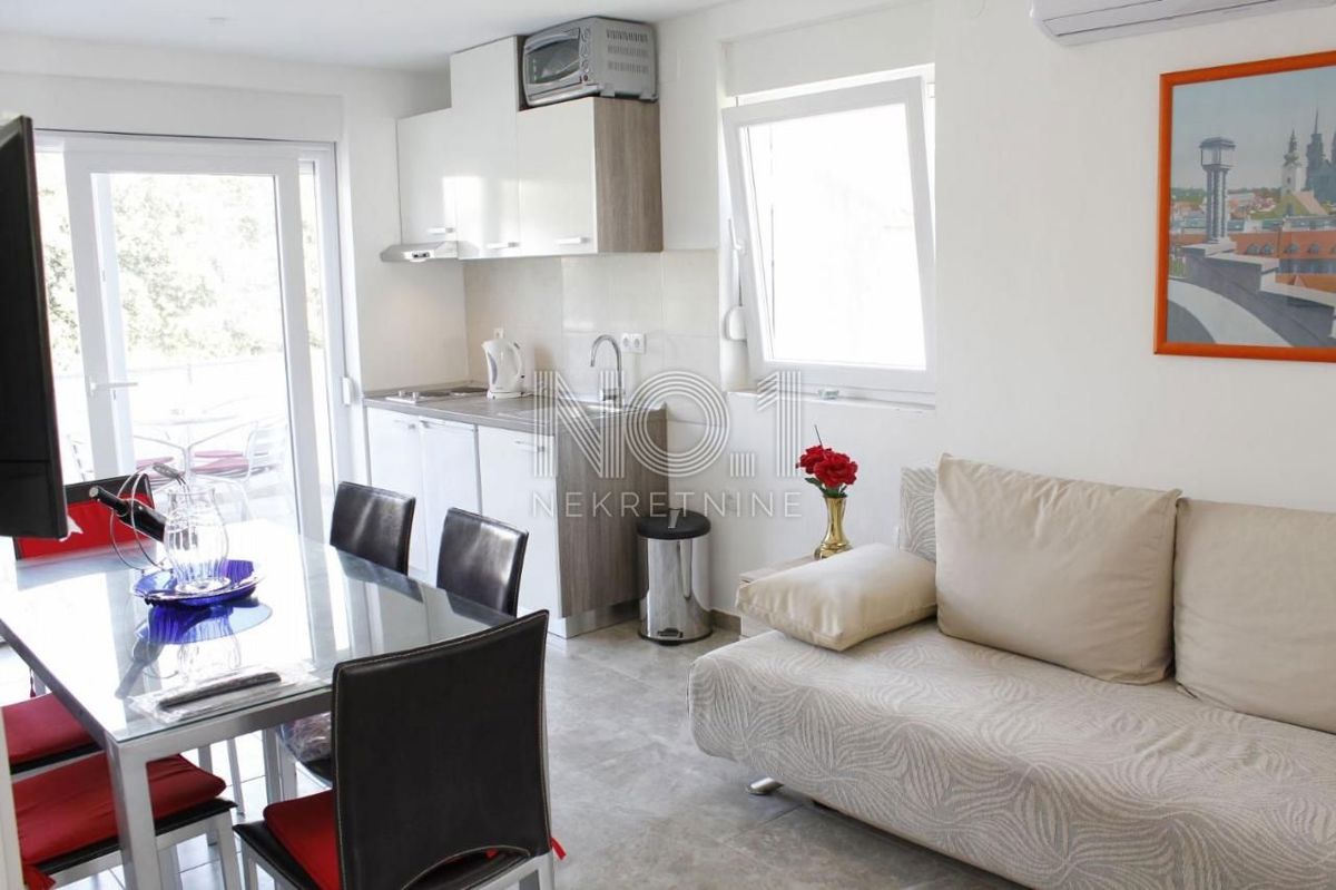 Novalja - prodaja hiše s 4 apartmaji