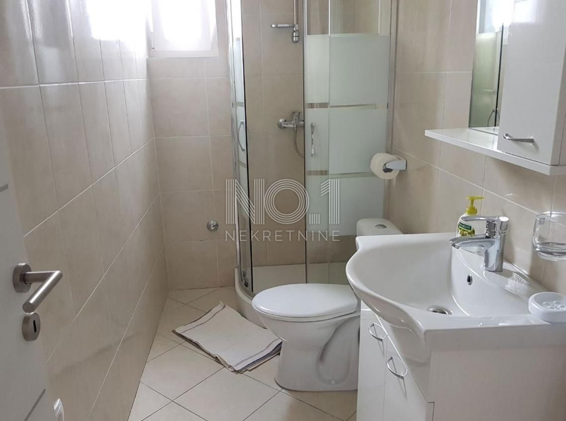 Novalja - prodaja hiše s 4 apartmaji