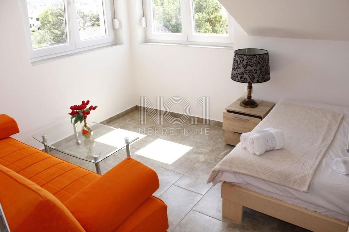 Novalja - prodaja hiše s 4 apartmaji
