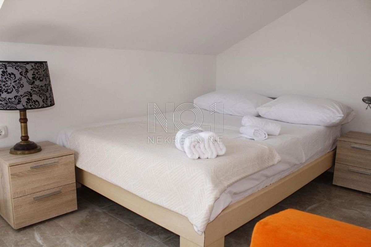 Novalja - prodaja hiše s 4 apartmaji