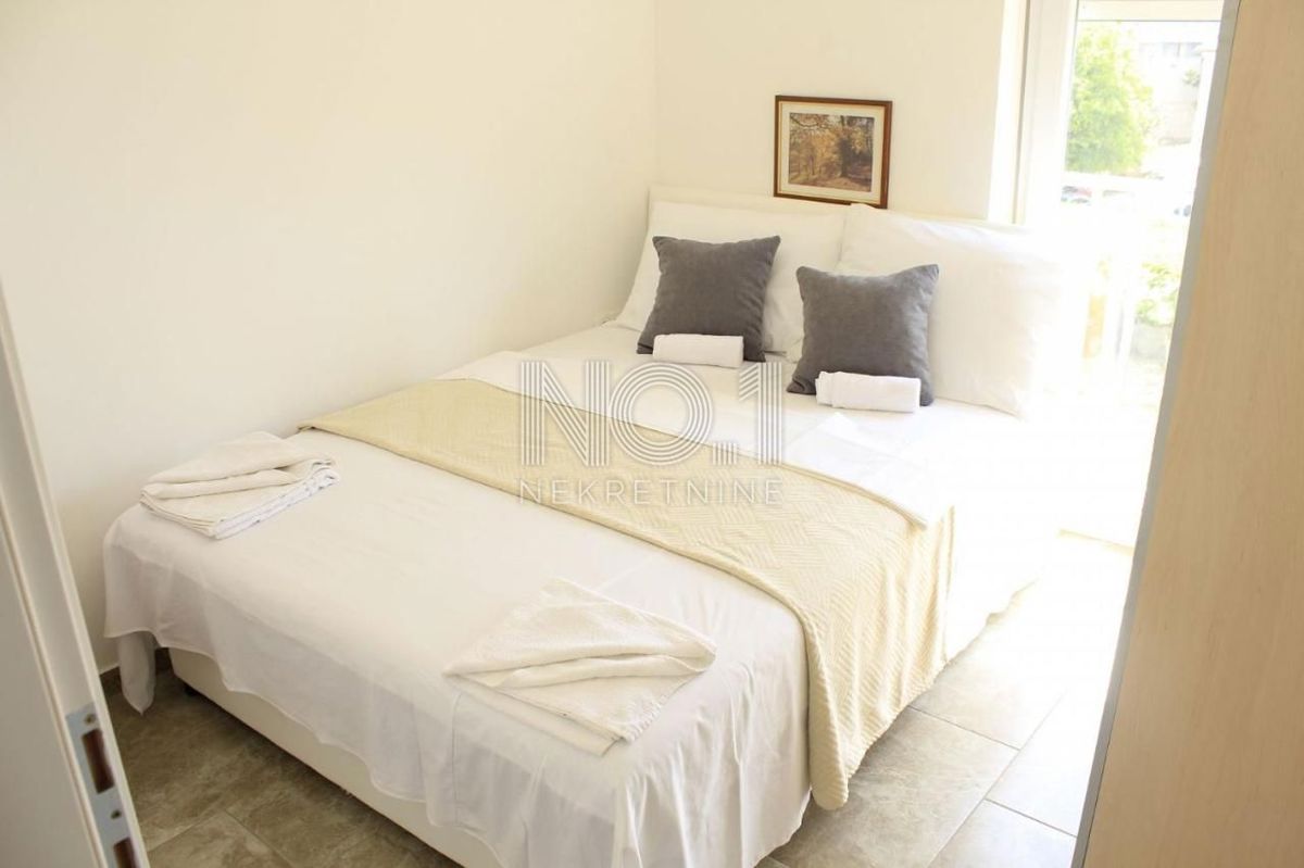 Novalja - prodaja hiše s 4 apartmaji
