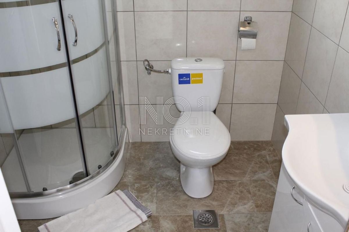 Novalja - prodaja hiše s 4 apartmaji
