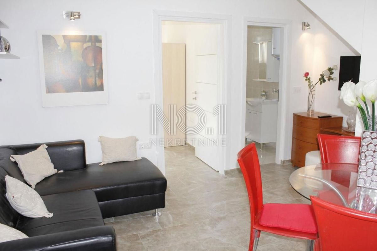 Novalja - prodaja hiše s 4 apartmaji