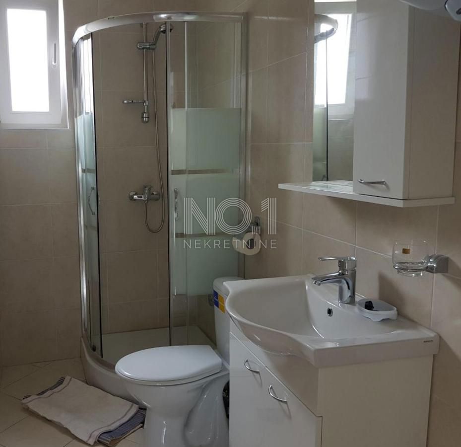 Novalja - prodaja hiše s 4 apartmaji