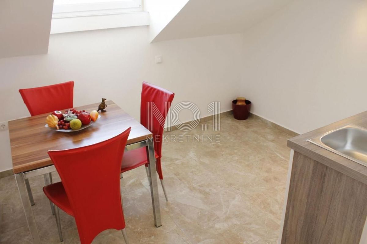 Novalja - prodaja hiše s 4 apartmaji