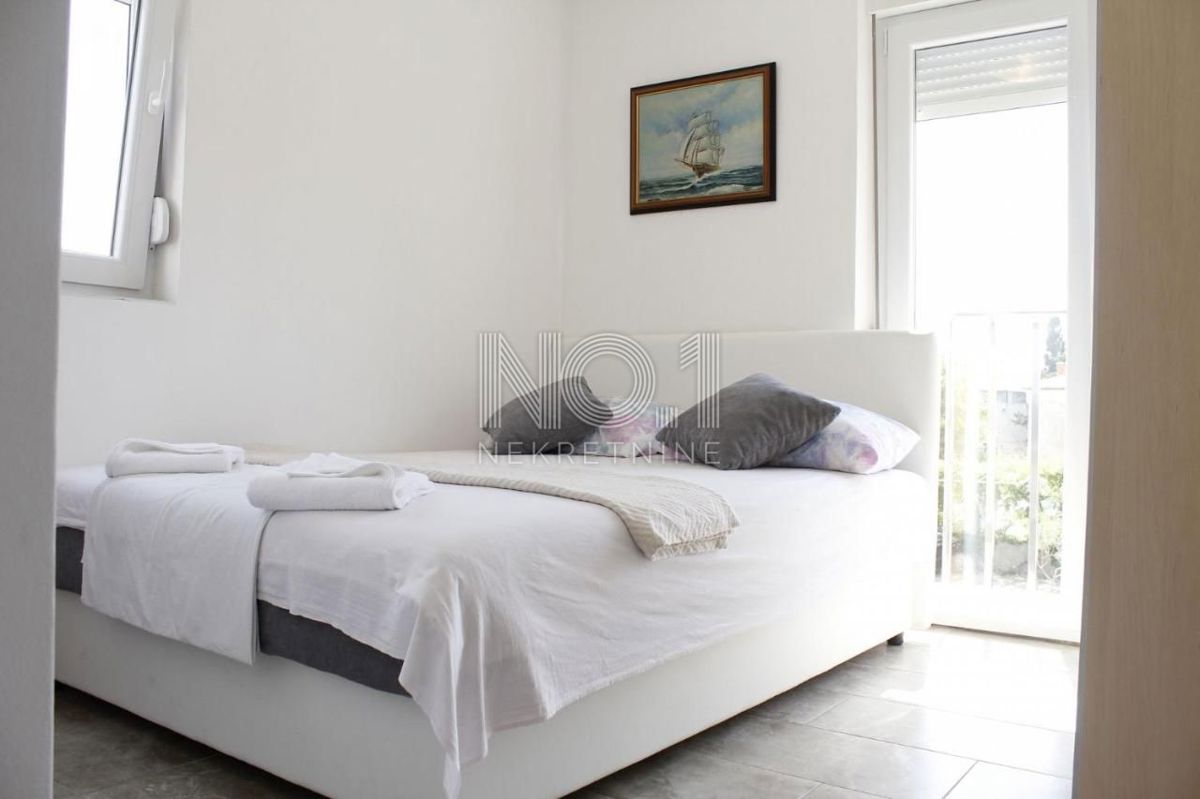 Novalja - prodaja hiše s 4 apartmaji