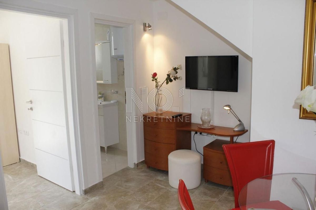 Novalja - prodaja hiše s 4 apartmaji