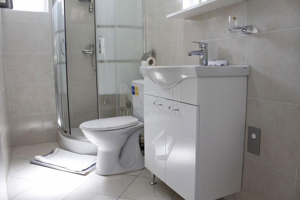 Novalja - prodaja hiše s 4 apartmaji