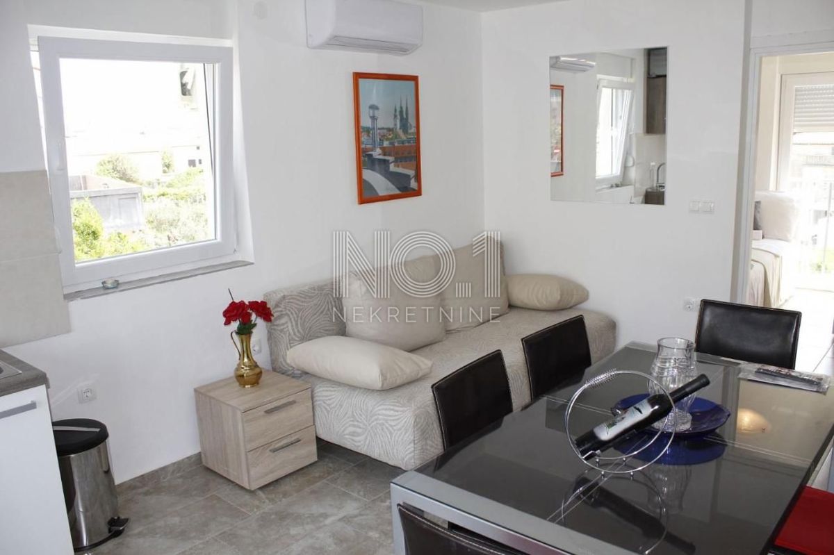Novalja - prodaja hiše s 4 apartmaji