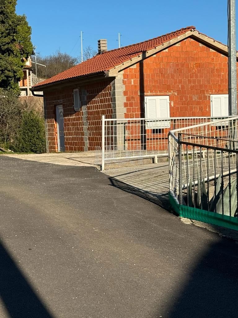 Brseč, Zagore - prodaja 2 dvoetažnih stanovanj s pogledom na morje