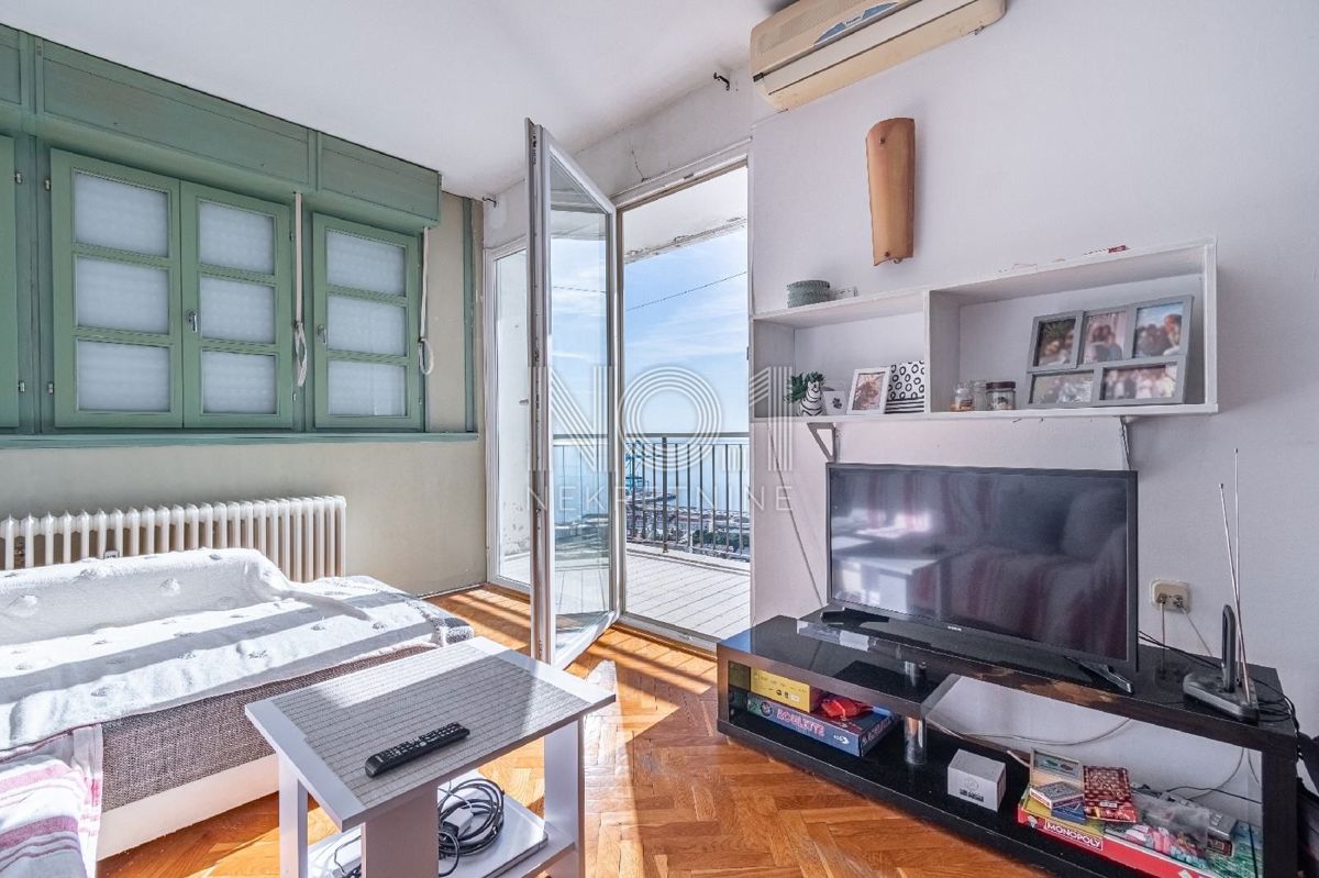 Turnić - prodaja dvosobnega apartmaja z balkonom in pogledom na morje