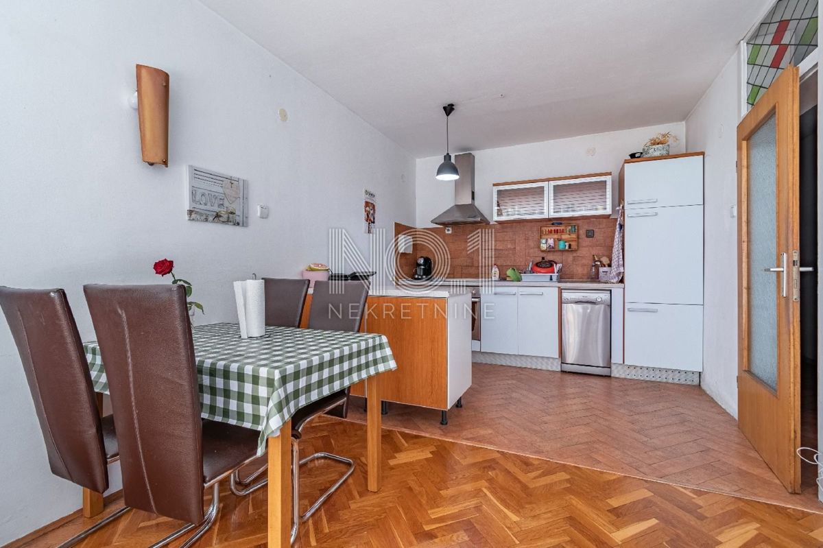 Turnić - prodaja dvosobnega apartmaja z balkonom in pogledom na morje