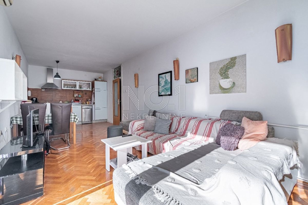 Turnić - prodaja dvosobnega apartmaja z balkonom in pogledom na morje
