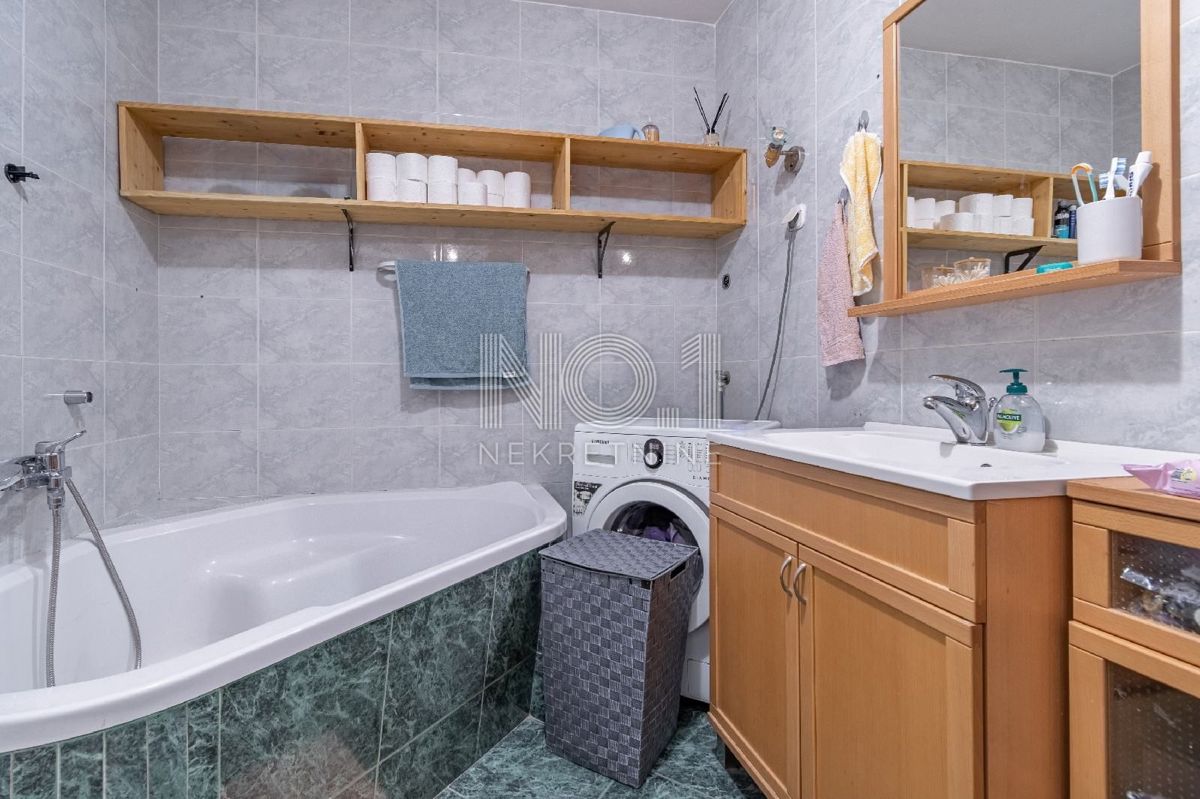 Turnić - prodaja dvosobnega apartmaja z balkonom in pogledom na morje