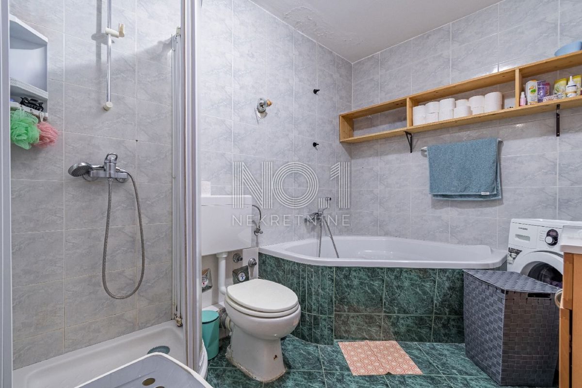 Turnić - prodaja dvosobnega apartmaja z balkonom in pogledom na morje