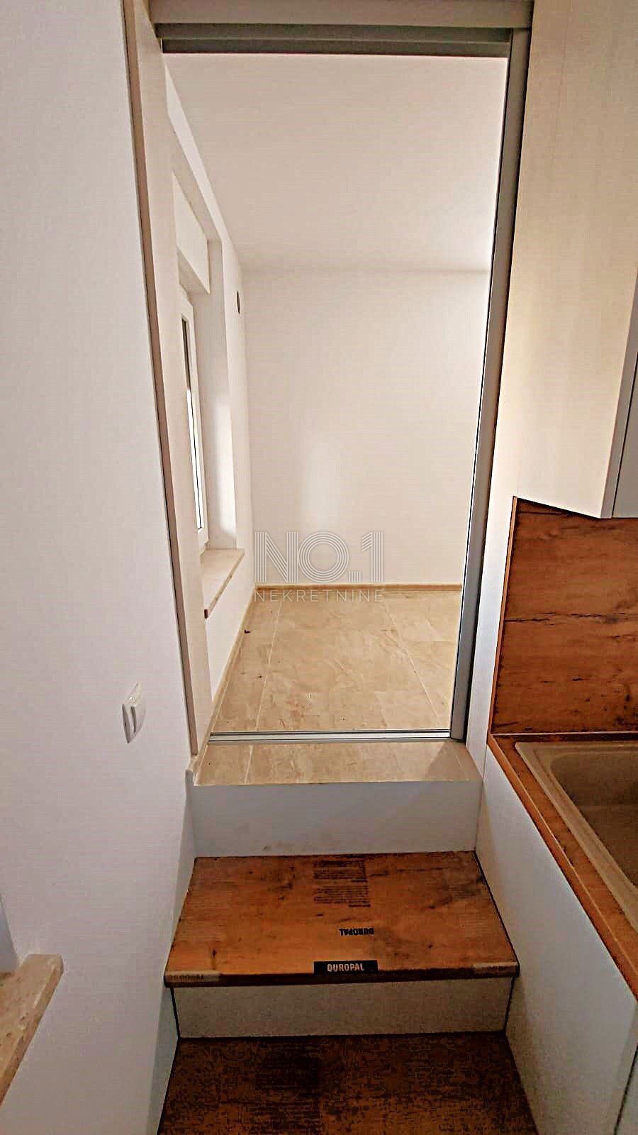 Njivice - luksuzen apartma v pritličju blizu morja
