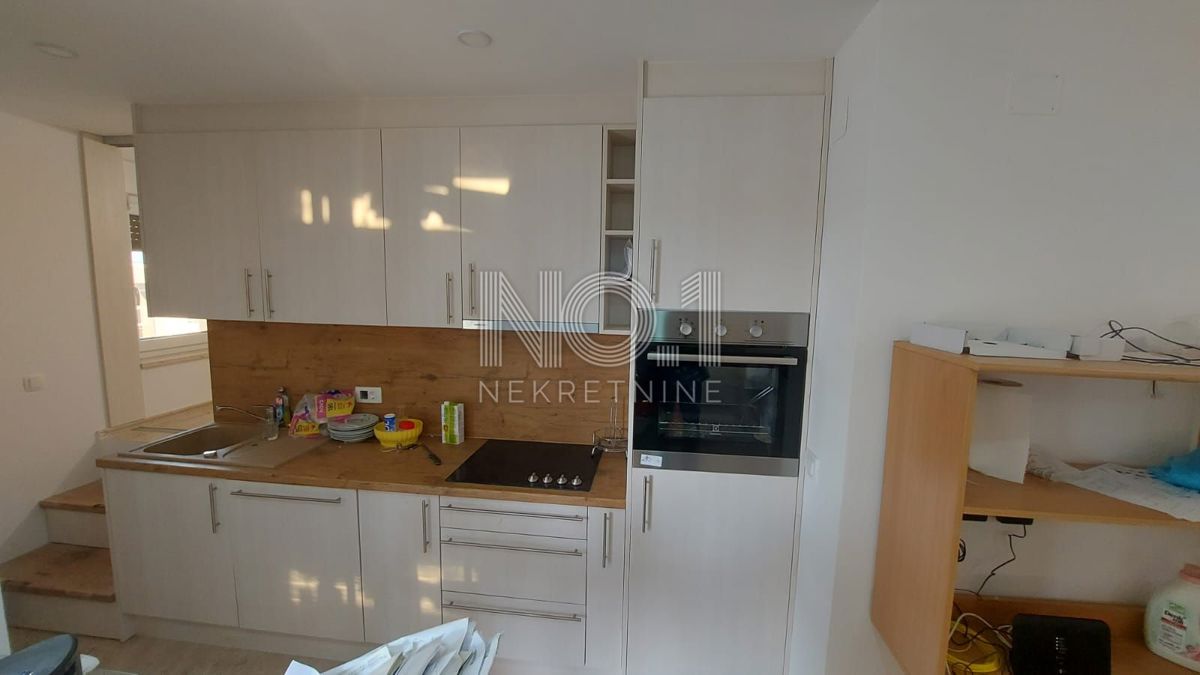 Njivice - luksuzen apartma v pritličju blizu morja