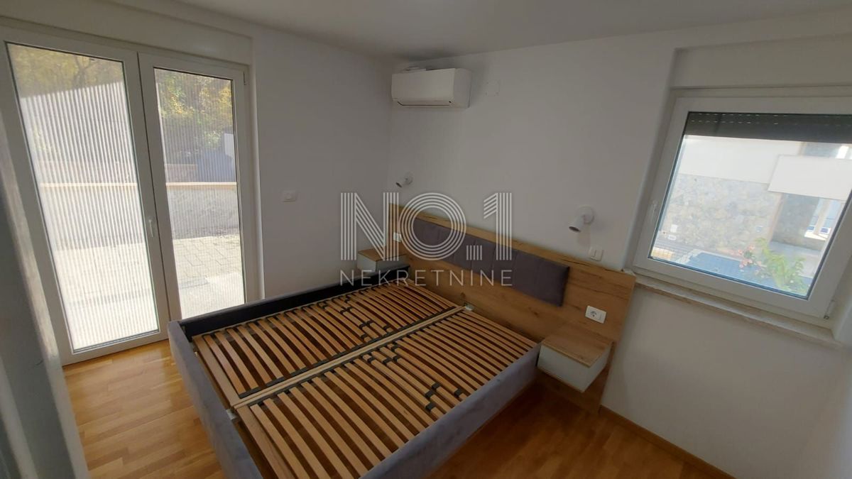 Njivice - luksuzen apartma v pritličju blizu morja