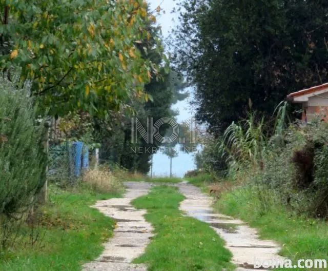 Kmetijsko zemljišče v Peroju, 200m od morja - Prodaja