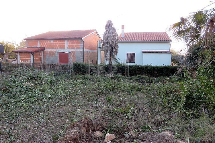 Kmetijsko zemljišče v Peroju, 200m od morja - Prodaja