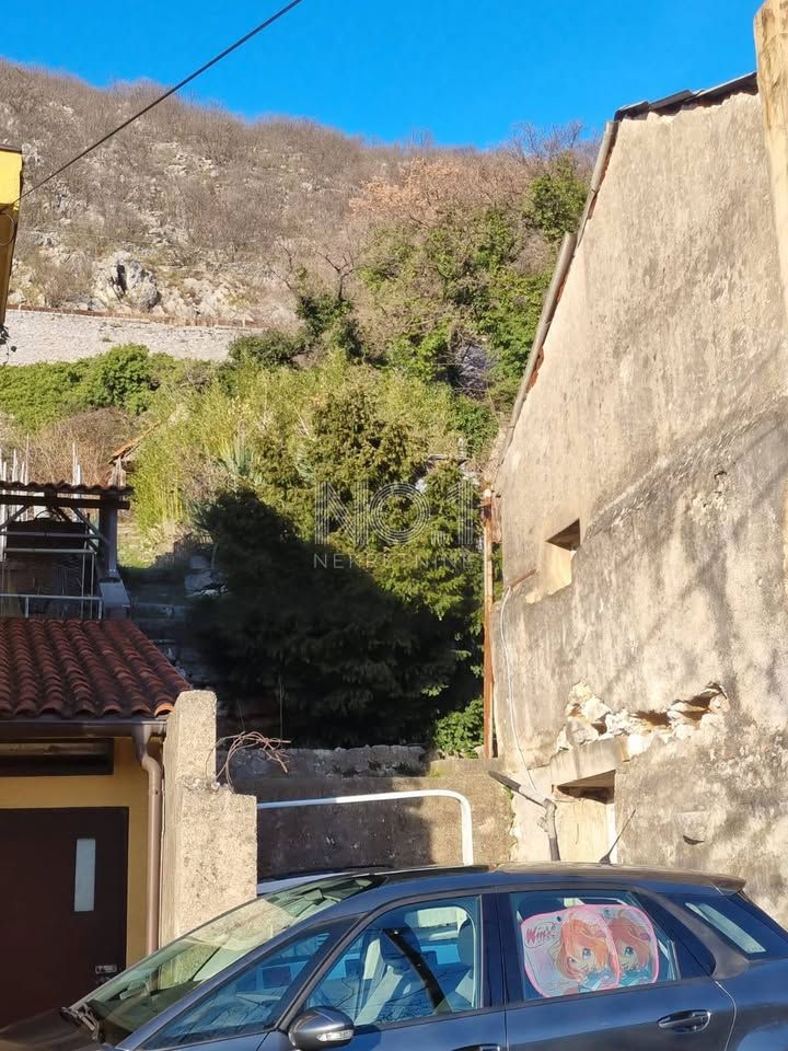 Draga-hiša za adaptacijo z dvoriščem