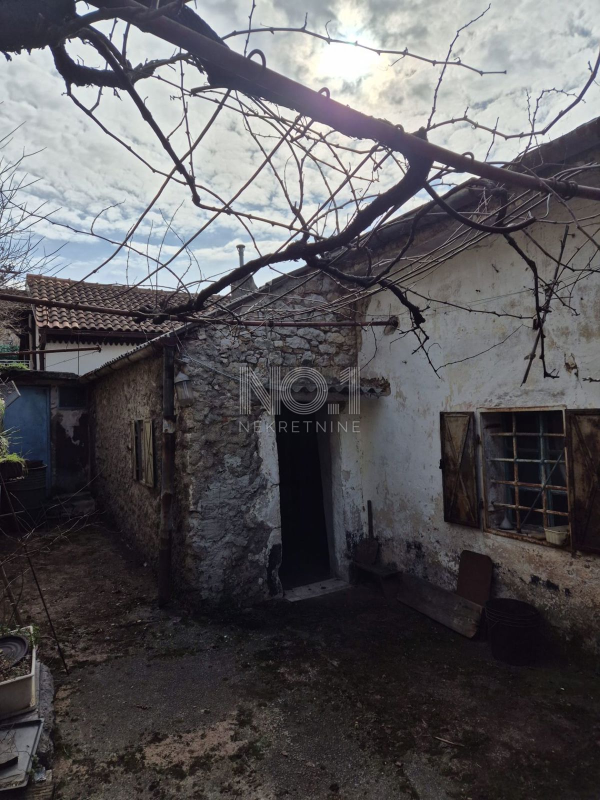 Draga-hiša za adaptacijo z dvoriščem