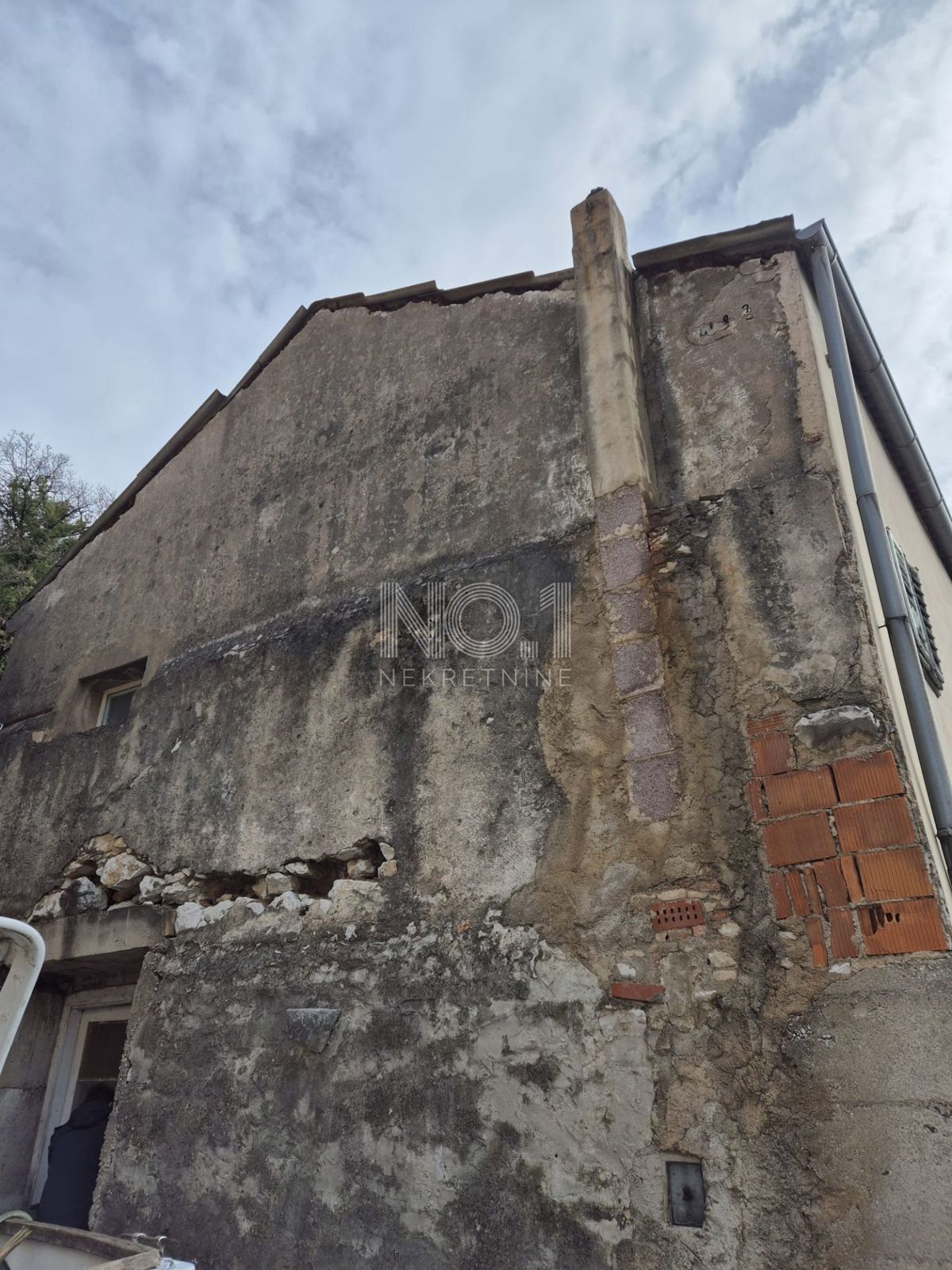 Draga-hiša za adaptacijo z dvoriščem