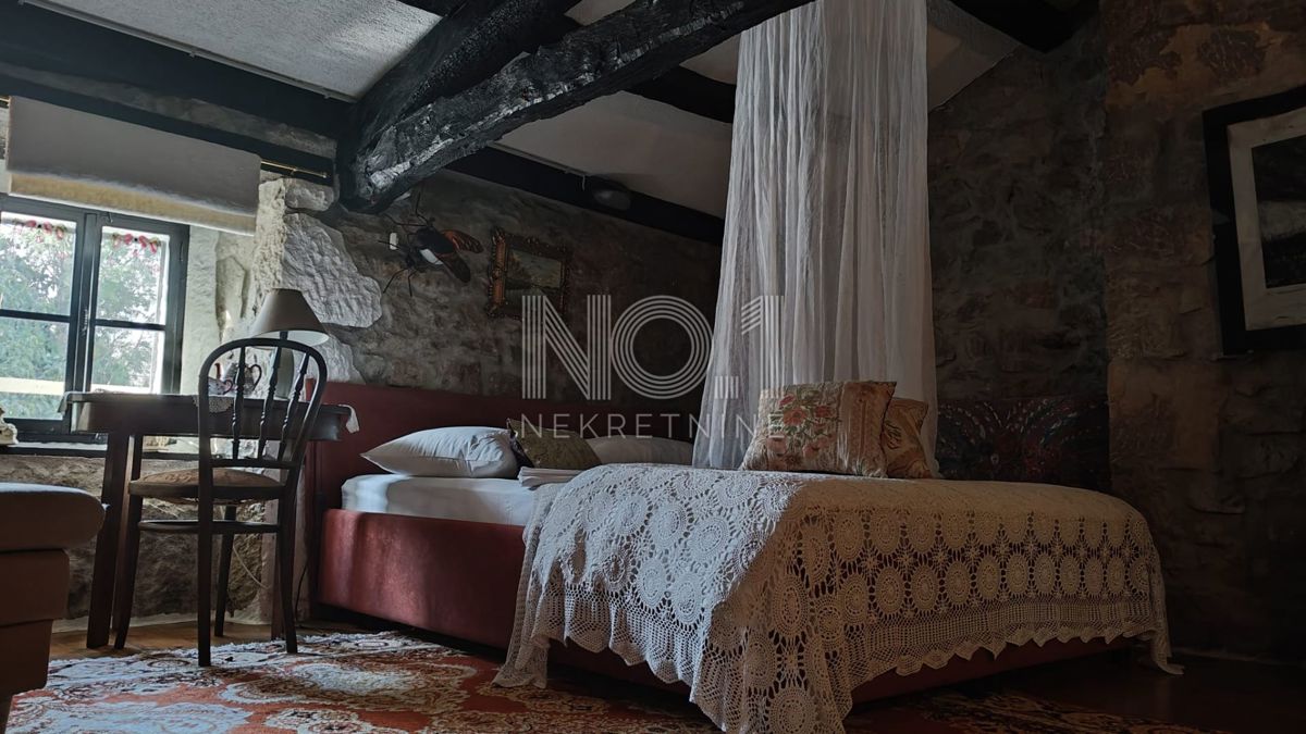 Ročko Polje - prodaja 2 istrskih hiš z impozantnimi vrtovi in bazeni