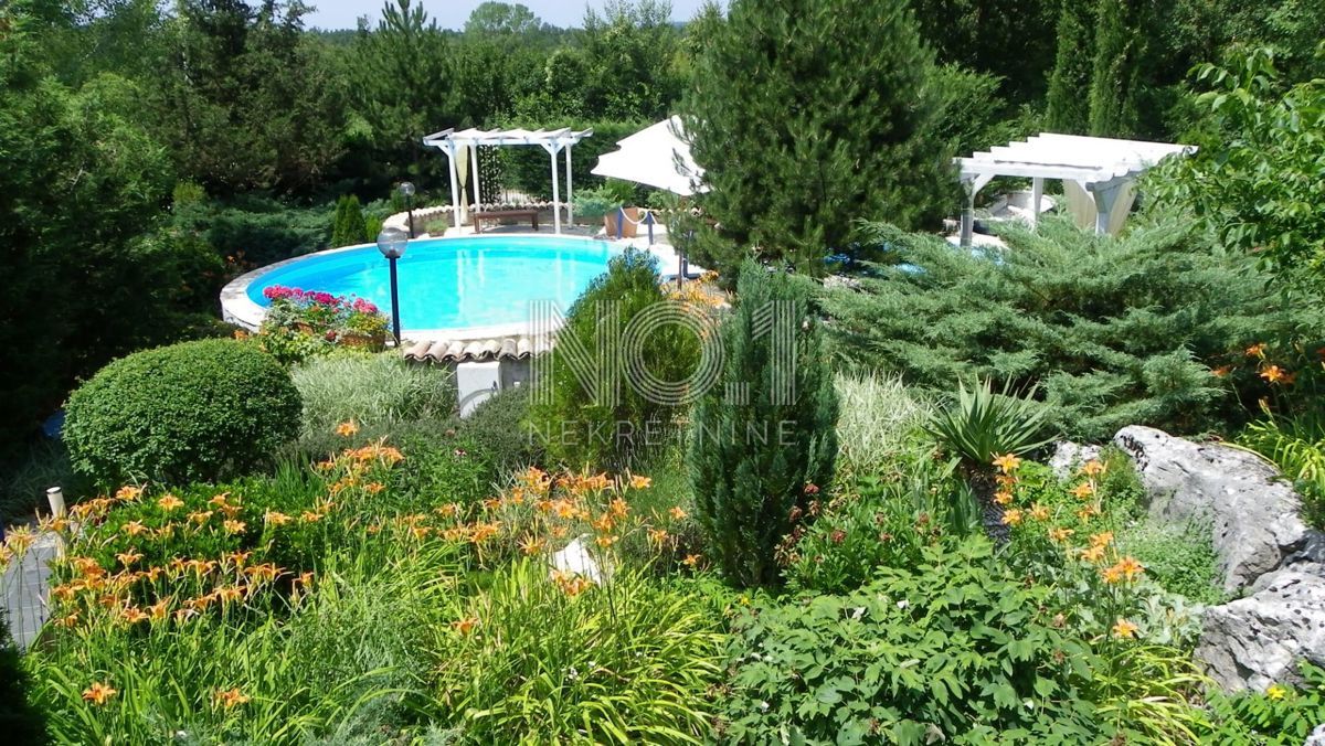 Ročko Polje - prodaja 2 istrskih hiš z impozantnimi vrtovi in bazeni