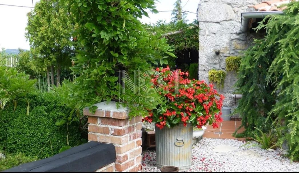Ročko Polje - prodaja 2 istrskih hiš z impozantnimi vrtovi in bazeni