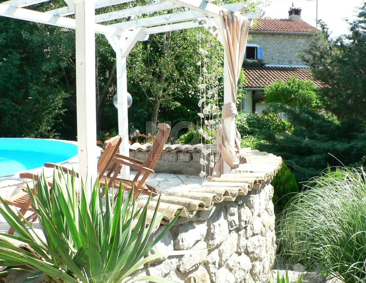 Ročko Polje - prodaja 2 istrskih hiš z impozantnimi vrtovi in bazeni