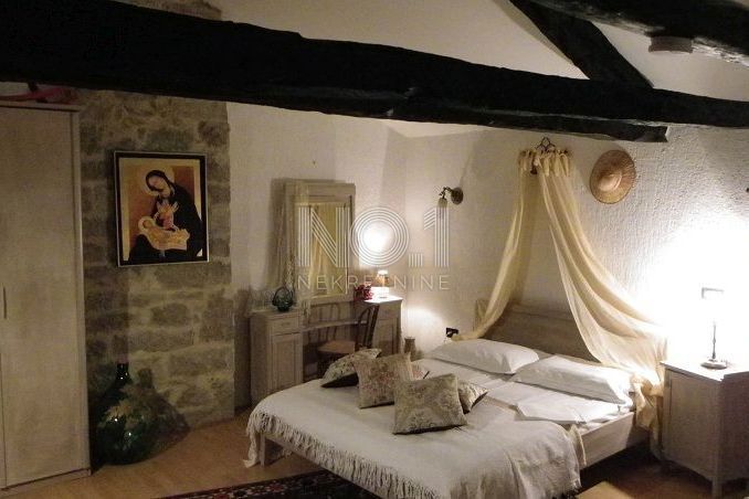 Ročko Polje - prodaja 2 istrskih hiš z impozantnimi vrtovi in bazeni
