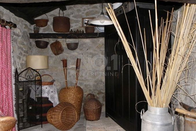 Ročko Polje - prodaja 2 istrskih hiš z impozantnimi vrtovi in bazeni