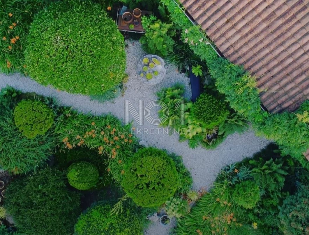 Ročko Polje - prodaja 2 istrskih hiš z impozantnimi vrtovi in bazeni
