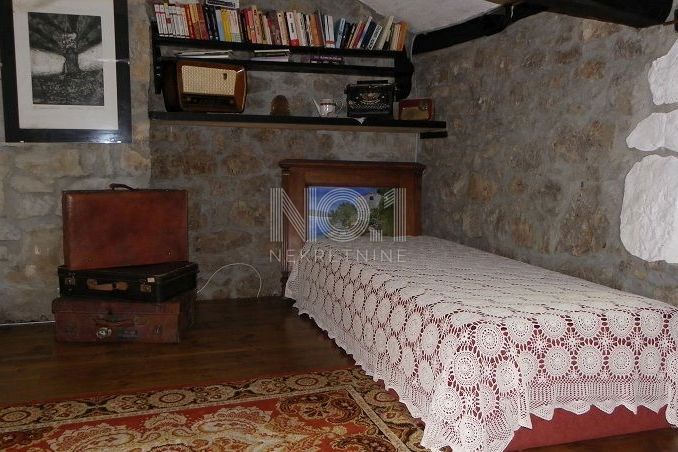 Ročko Polje - prodaja 2 istrskih hiš z impozantnimi vrtovi in bazeni