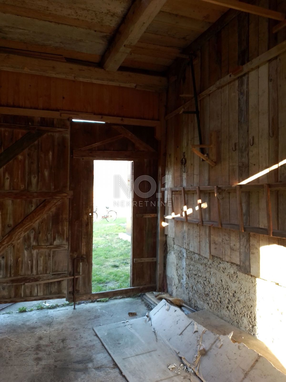 Mrkopalj - prodaja hiše z velikim kmetijskim zemljišče