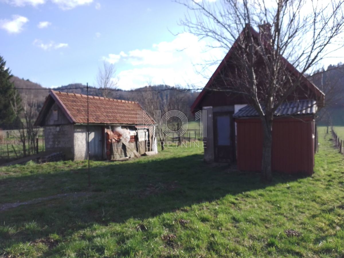 Mrkopalj - prodaja hiše z velikim kmetijskim zemljišče