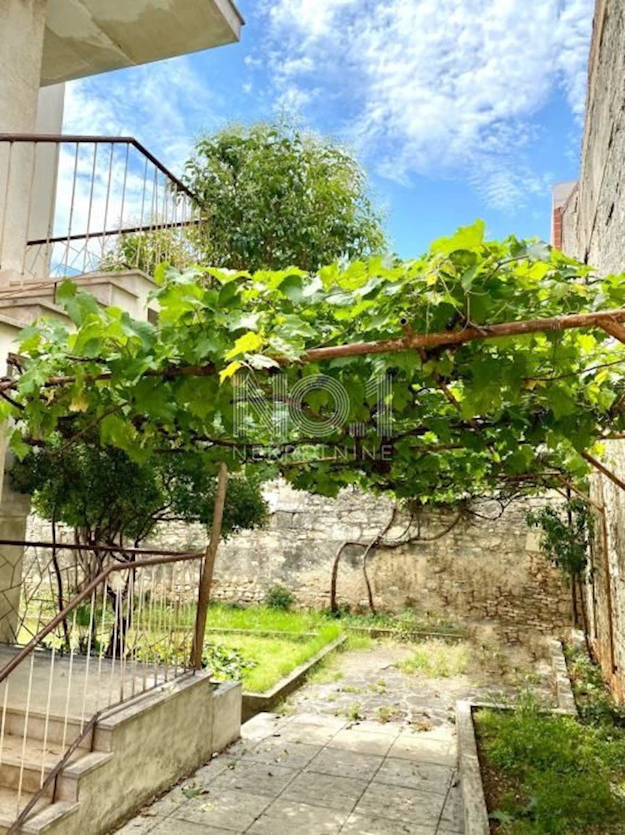 Pula - etaža stanovanja v strogem centru mesta z garažo!