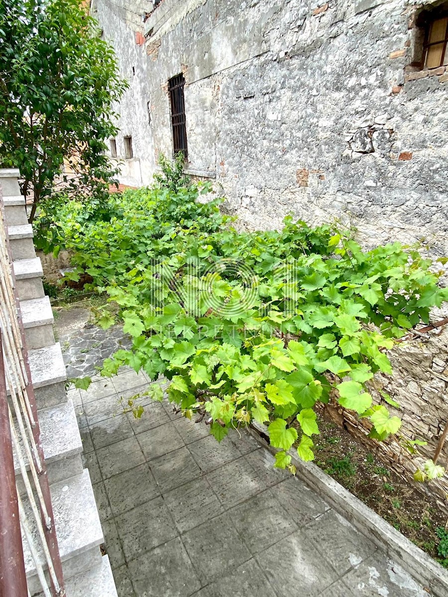 Pula - etaža stanovanja v strogem centru mesta z garažo!