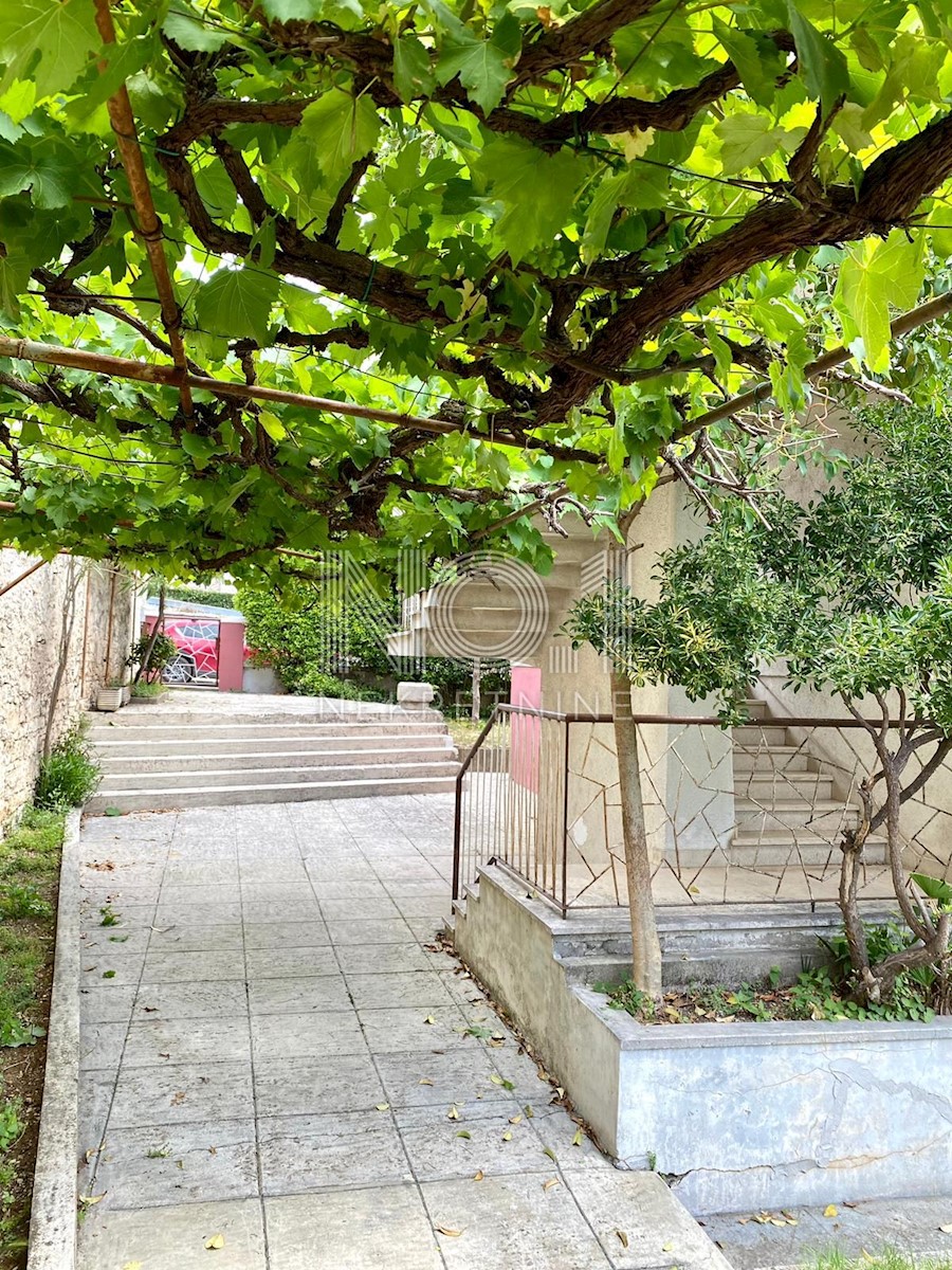 Pula - etaža stanovanja v strogem centru mesta z garažo!