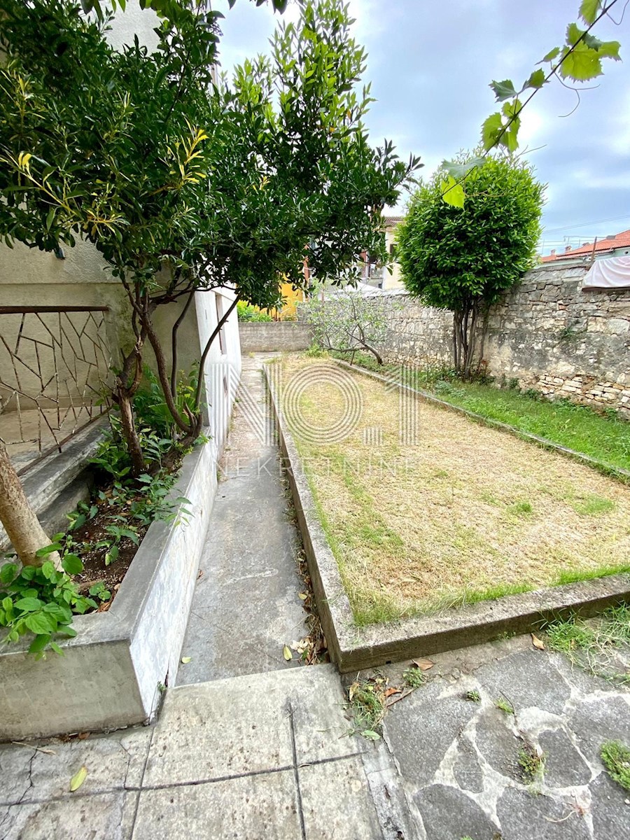 Pula - etaža stanovanja v strogem centru mesta z garažo!