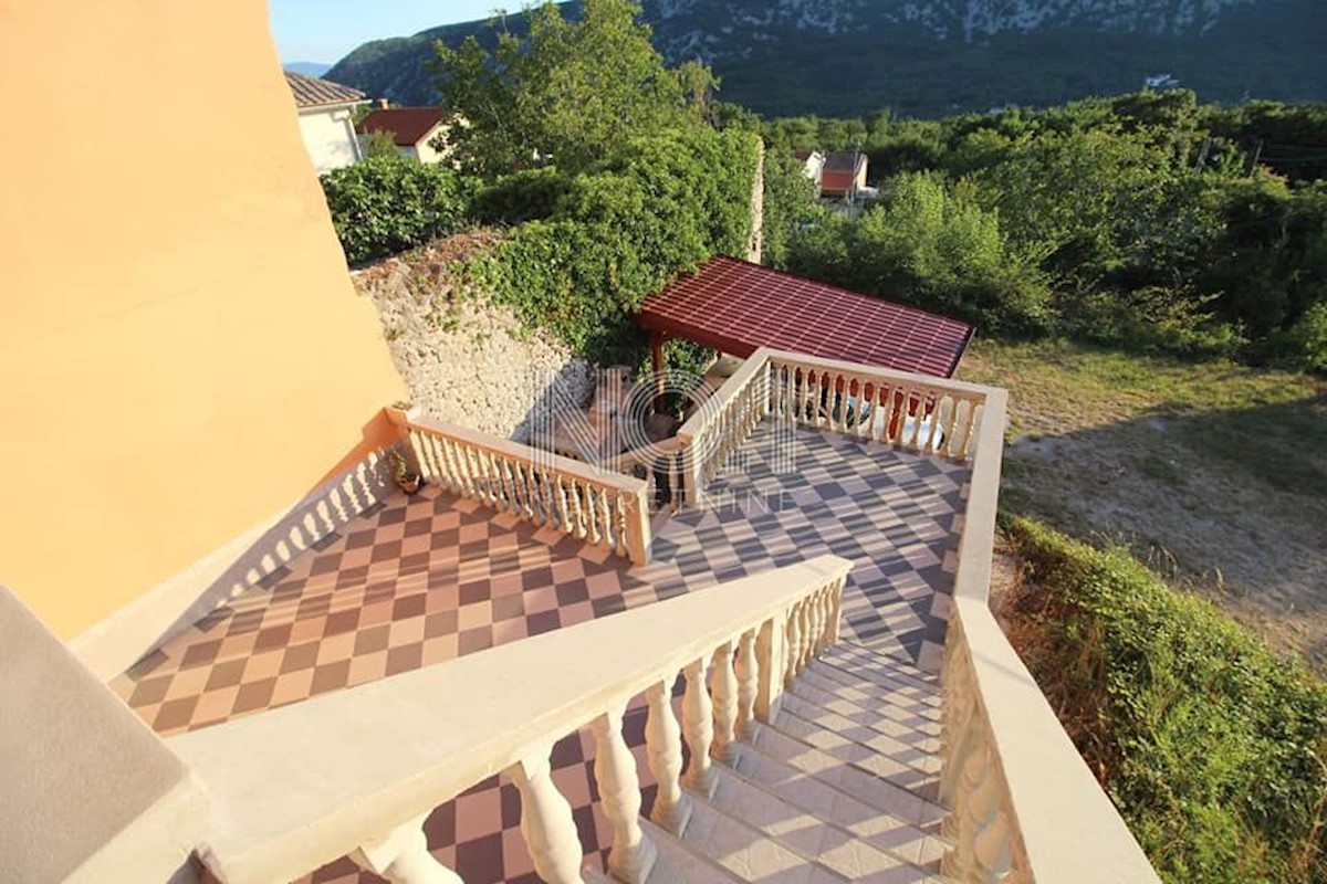 Grižane - hiša s tremi apartmaji