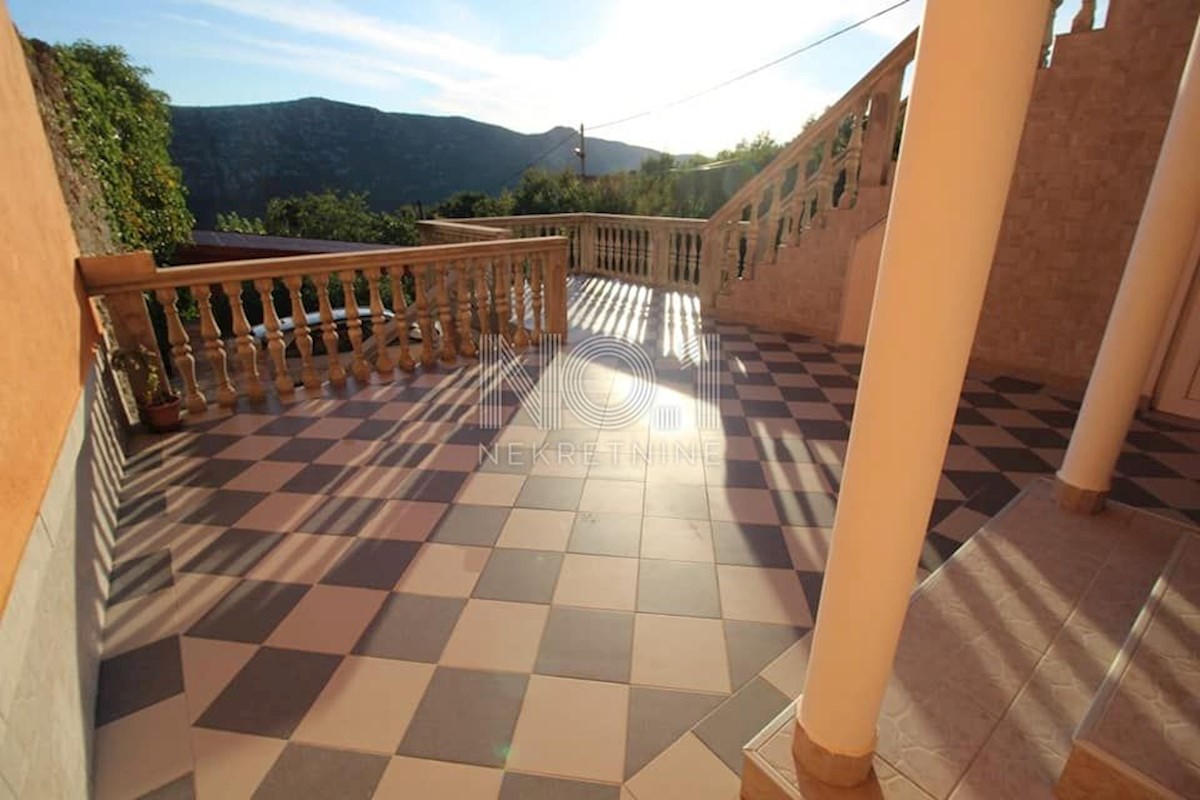 Grižane - hiša s tremi apartmaji