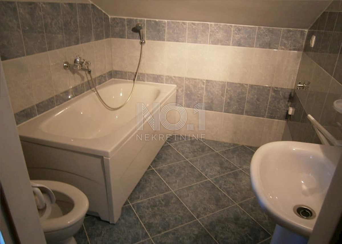 Grižane - hiša s tremi apartmaji