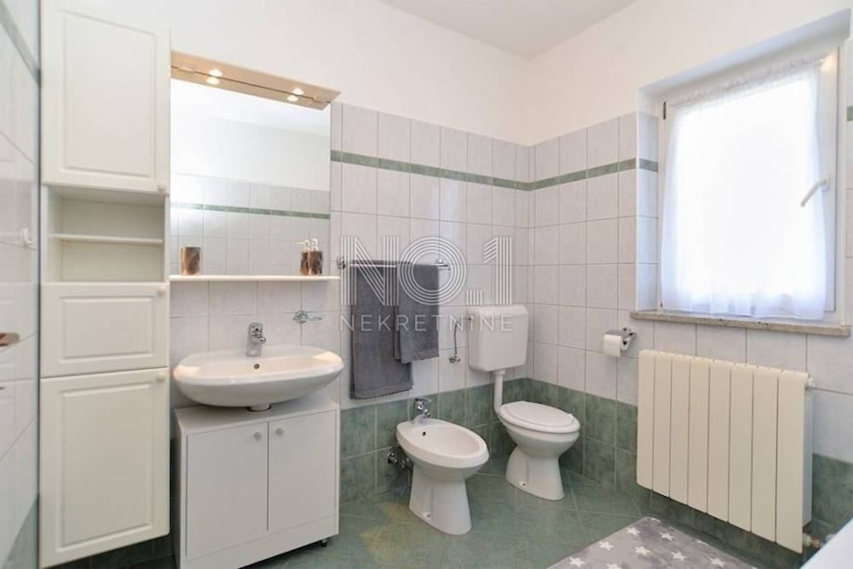 Pula, Štinjan - prostorna hiša z velikim potencialom