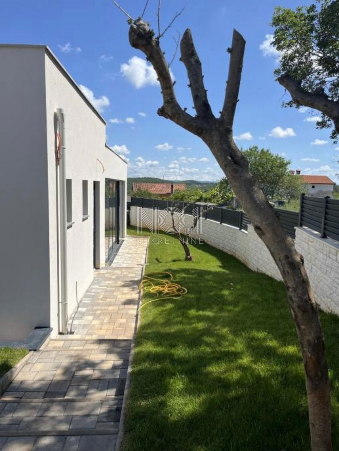 Rovinj, okolica - prodamo moderno vilo