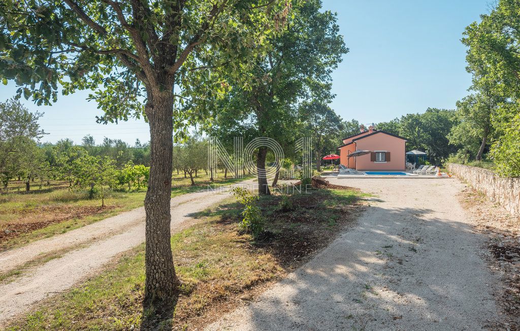 Rovinj - samostojna posest z vilo in bazenom - EKSKLUZIVNO PRI NAS!