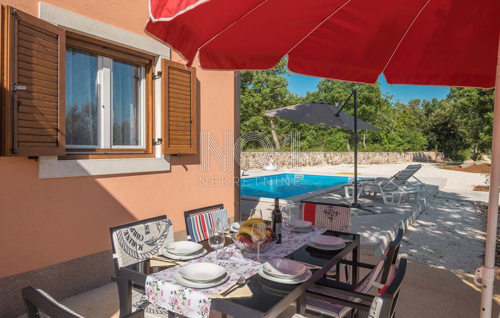 Rovinj - samostojna posest z vilo in bazenom - EKSKLUZIVNO PRI NAS!