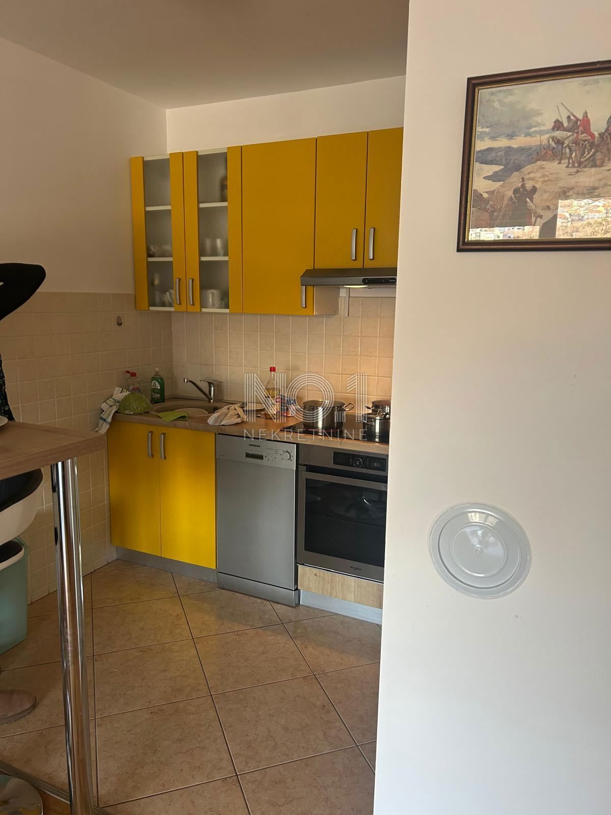 Crikvenica - prodaja stanovanja z balkonom in pogledom na morje