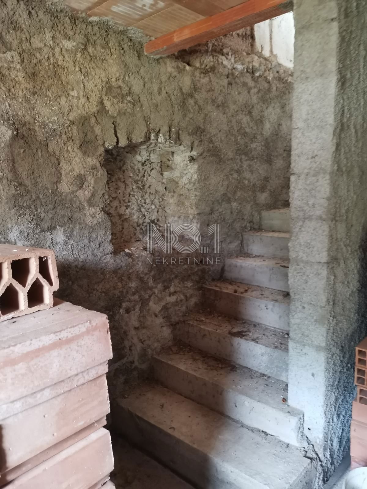 Lič - prodaja samostojne hiše v fazi obnove